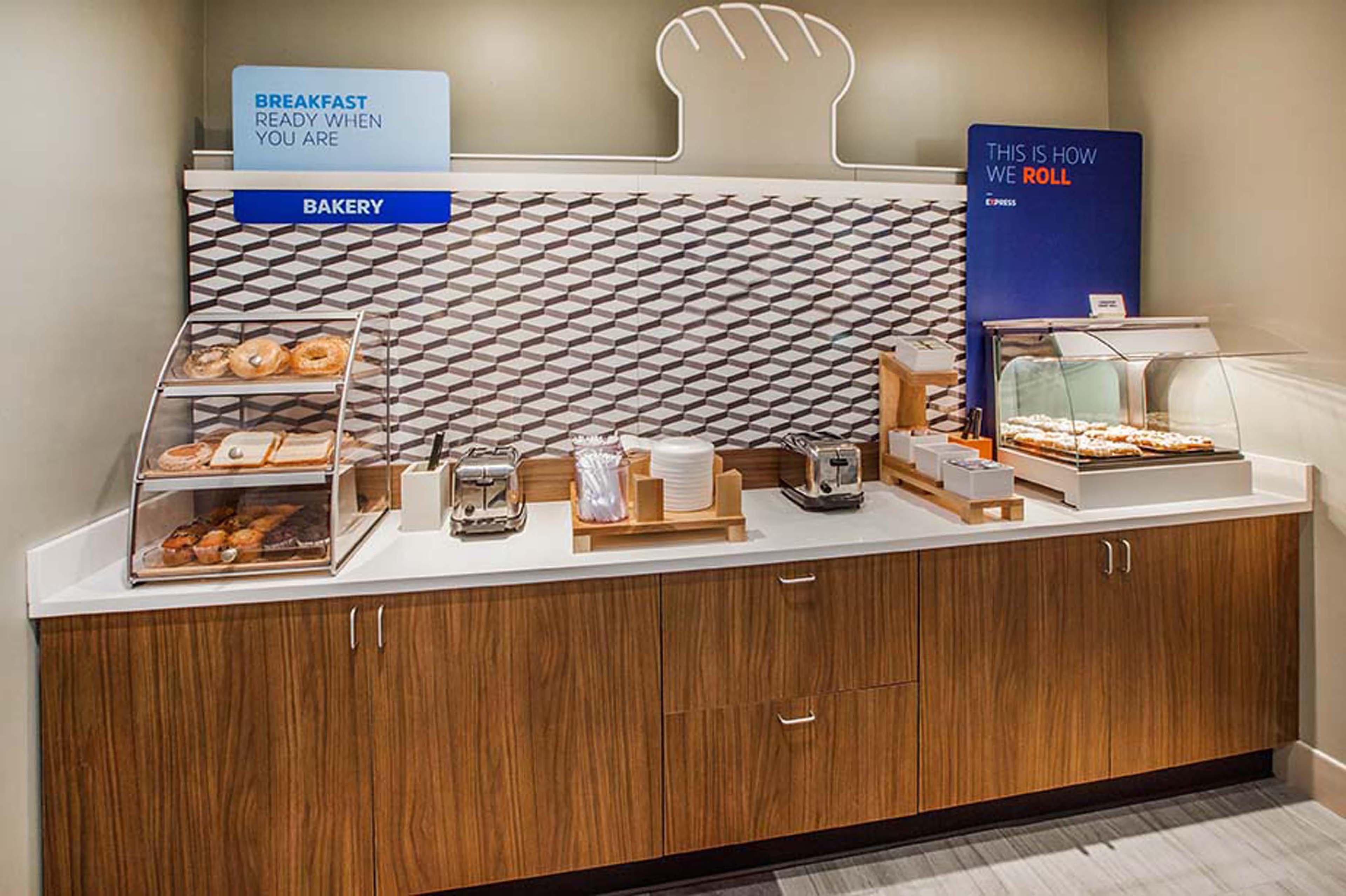 Holiday Inn Express & Suites Greensboro - I-40 Atwendover By Ihg Dış mekan fotoğraf